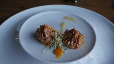 İspanya 'nın Bask Bölgesi' nde bir restoranda mango kremalı ve elma kompostosu ile Txangurro böreği