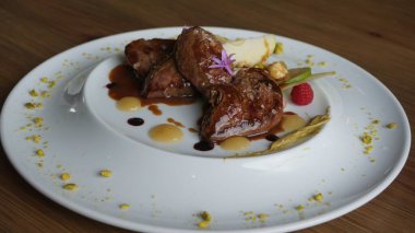 İspanya 'nın Bask bölgesinde bir restoranda güvercin göğsü.