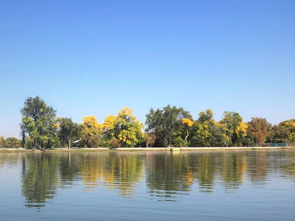 美国科罗拉多州丹佛 2020年10月10日 美国科罗拉多州丹佛市公园湖景观 — 图库照片
