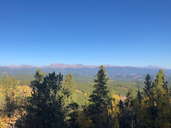 コロラド州のゴールデンゲート州立公園で秋の木々や山々のカラフルな風景 — ストック写真