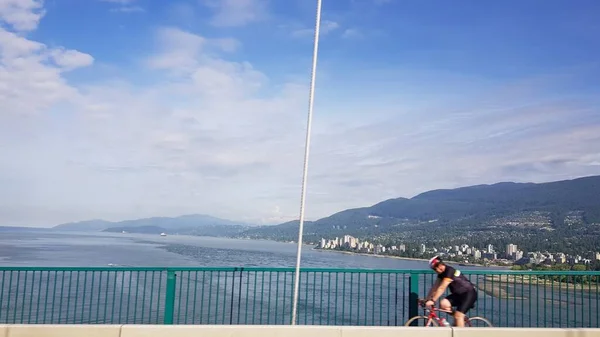 Vancouver Canadá Junho 2019 Ciclista Uma Ponte Com Vista Para — Fotografia de Stock