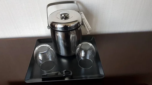 旅馆里的冰桶和玻璃杯 — 图库照片