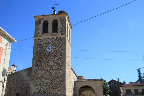 マドリードの町の教会の鐘楼にあるコウノトリの巣 — ストック写真