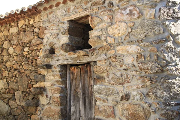 Vecchia Facciata Pietra Con Una Vecchia Porta Legno — Foto Stock