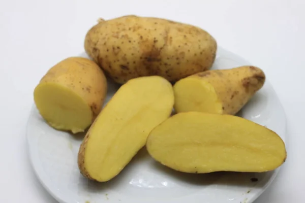 Patatas Blancas Crudas Sobre Fondo Blanco —  Fotos de Stock