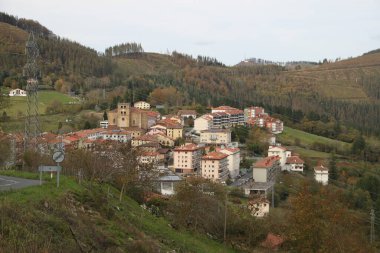Ağaçların ve dağların kırsal manzarası İspanya 'nın Bask ülkesinde karanlık bir sonbahar öğleden sonrası