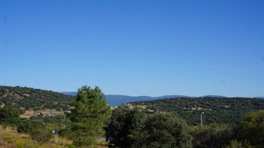 Bir yaz sabahı Sierra de Madrid manzarası