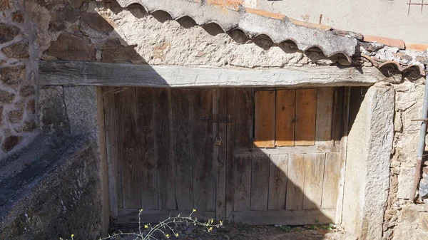 Puerta Madera Una Casa Antigua Pueblo —  Fotos de Stock
