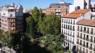 Madrid, İspanya, Eylül, 7, 2020: Madrid 'in merkezinde büyük bir terası olan orijinal beyaz çatı katı