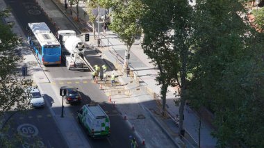 Madrid, İspanya, 7 Eylül 2020: Covid-19 salgını sırasında Madrid 'de bir sokağı onarmak için beton karıştırıcının yanında çalışan işçiler