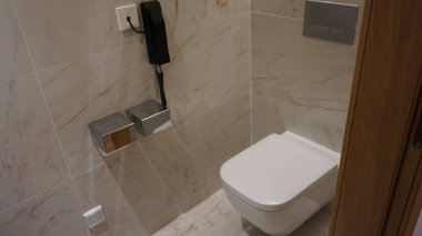 Telefon otel odasındaki tuvaletin yanında.