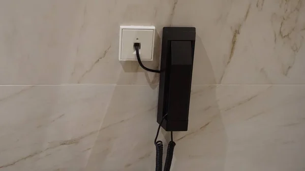 旅馆浴室里的黑色电话 — 图库照片