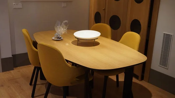 豪华酒店套间中的大型木制餐桌 — 图库照片