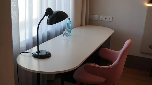 西班牙马德里 2020年9月7日 酒店房间里有灯光台灯的办公桌 — 图库照片