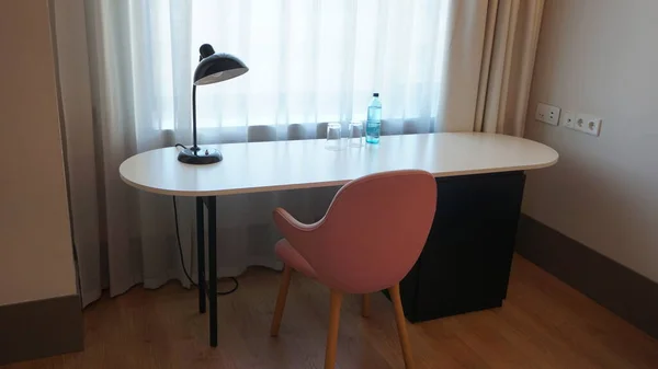 Schreibtisch Mit Tisch Und Lampe Hotelzimmer — Stockfoto