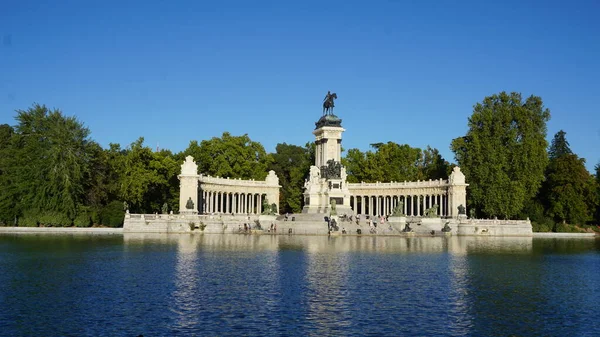 Madrid Spanya Eylül 2020 Madrid Deki Retiro Parkındaki Göl Manzarası — Stok fotoğraf