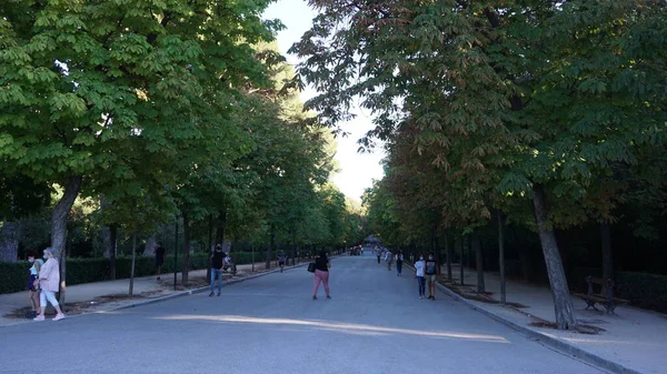 Μαδρίτη Ισπανία Σεπτεμβρίου 2020 Άνθρωποι Περπατούν Μάσκα Μέσα Από Πάρκο — Φωτογραφία Αρχείου