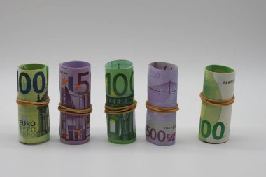 closeup görünümü 100 Euro banknot yerleştirilmiştir ve bulanık 500 euro banknot yapılmış arka plan ile haddelenmiş