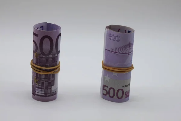 500 Eurobankovek Rolce Elastickým Proužkem Evropská Měna Záchraně Bílé Pozadí — Stock fotografie