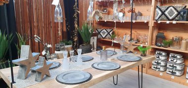 Donostia San Sebastian, Pais, Vasco, İspanya, Avrupa, Kasım 9, 2020: Noel pazarı, süsler, hediyeler ve dekorasyon. Noel süsleri, Noel hediyeleri. Noel süslemesi.