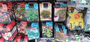 Donostia San Sebastian, Pais, Vasco, İspanya, Avrupa, Kasım 9, 2020: bir dükkanda aromatik bitki ve çiçek tohumları