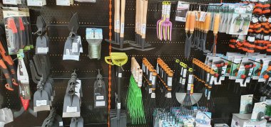 Donostia San Sebastian, Pais, Vasco, İspanya, Avrupa, Kasım 9, 2020: bir mağazada bahçe aletleri satışı