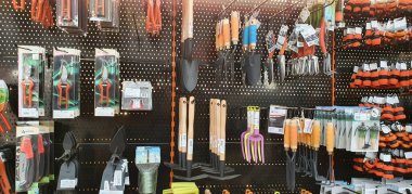 Donostia San Sebastian, Pais, Vasco, İspanya, Avrupa, Kasım 9, 2020: bir mağazada bahçe aletleri satışı