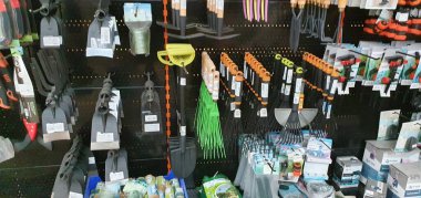 Donostia San Sebastian, Pais, Vasco, İspanya, Avrupa, Kasım 9, 2020: bir mağazada bahçe aletleri satışı