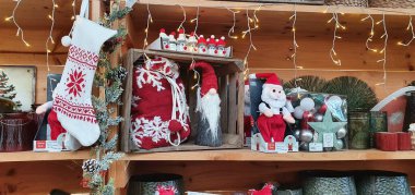 Donostia San Sebastian, Pais, Vasco, İspanya, Avrupa, Kasım 9, 2020: Noel pazarı, süsler, hediyeler ve dekorasyon. Noel süsleri, Noel hediyeleri. Noel süslemesi.