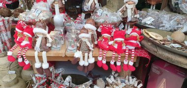 Donostia San Sebastian, Pais, Vasco, İspanya, Avrupa, Kasım 9, 2020: Noel pazarı, süsler, hediyeler ve dekorasyon. Noel süsleri, Noel hediyeleri. Noel süslemesi.