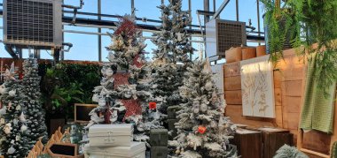 Donostia San Sebastian, Pais, Vasco, İspanya, Avrupa, Kasım 9, 2020: Noel pazarı, süsler, hediyeler ve dekorasyon. Noel süsleri, Noel hediyeleri. Noel süslemesi.