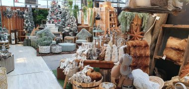 Donostia San Sebastian, Pais, Vasco, İspanya, Avrupa, Kasım 9, 2020: Noel pazarı, süsler, hediyeler ve dekorasyon. Noel süsleri, Noel hediyeleri. Noel süslemesi.