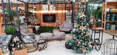 Donostia San Sebastian, Pais, Vasco, İspanya, Avrupa, Kasım 9, 2020: Noel pazarı, süsler, hediyeler ve dekorasyon. Noel süsleri, Noel hediyeleri. Noel süslemesi.