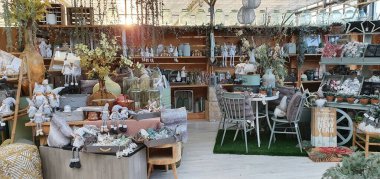 Donostia San Sebastian, Pais, Vasco, İspanya, Avrupa, Kasım 9, 2020: Noel pazarı, süsler, hediyeler ve dekorasyon. Noel süsleri, Noel hediyeleri. Noel süslemesi.