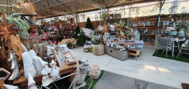 Donostia San Sebastian, Pais, Vasco, İspanya, Avrupa, Kasım 9, 2020: Noel pazarı, süsler, hediyeler ve dekorasyon. Noel süsleri, Noel hediyeleri. Noel süslemesi.