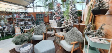 Donostia San Sebastian, Pais, Vasco, İspanya, Avrupa, Kasım 9, 2020: Noel pazarı, süsler, hediyeler ve dekorasyon. Noel süsleri, Noel hediyeleri. Noel süslemesi.