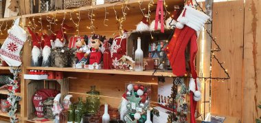 Donostia San Sebastian, Pais, Vasco, İspanya, Avrupa, Kasım 9, 2020: Noel pazarı, süsler, hediyeler ve dekorasyon. Noel süsleri, Noel hediyeleri. Noel süslemesi.