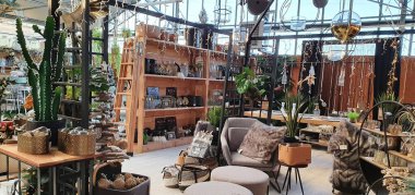 Donostia San Sebastian, Pais, Vasco, İspanya, Avrupa, Kasım 9, 2020: Noel pazarı, süsler, hediyeler ve dekorasyon. Noel süsleri, Noel hediyeleri. Noel süslemesi.