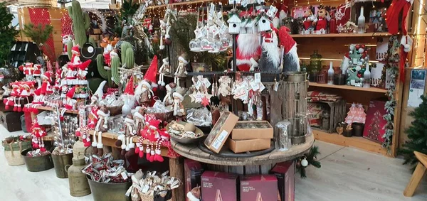 Donostia San Sebastian, Pais, Vasco, İspanya, Avrupa, Kasım 9, 2020: Noel pazarı, süsler, hediyeler ve dekorasyon. Noel süsleri, Noel hediyeleri. Noel süslemesi.