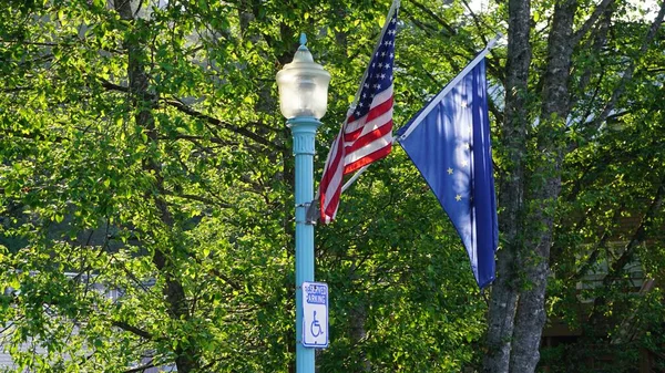 Ketchikan Alaska Estados Unidos Mayo 2020 Farola Con Banderas Ketchikan — Foto de Stock