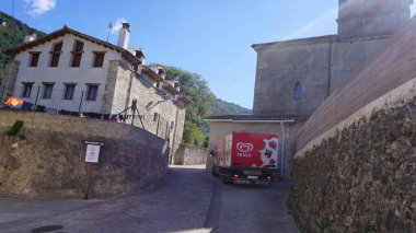 Urederra, Navarra, İspanya, 2 Eylül 2020: Urederra, Navarra, İspanya 'da dondurma dağıtım kamyonu