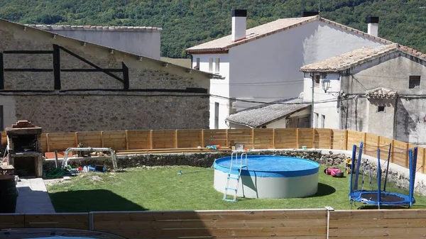 Tuin Met Zwembad Spelletjes Voor Kinderen Een Stad Navarra — Stockfoto
