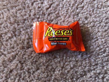 Golden, Colorado, ABD, 31 Ekim 2020: hafif bir halının üzerinde tipik Amerikan tatlıları