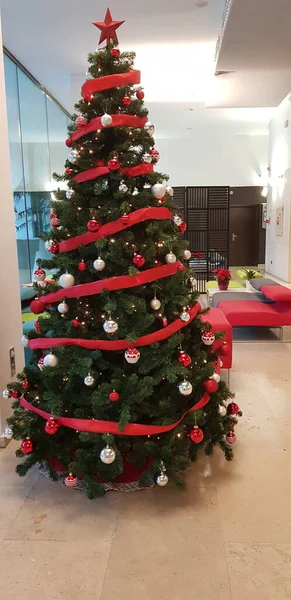 Árvore Natal Decorada Cores Vermelho Prata — Fotografia de Stock
