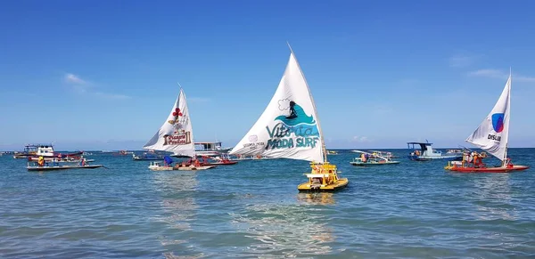 Porto Galinhas, Recife, Brezilya, 7 Şubat 2019: Jangadas, Porto Galinhas sahilindeki tipik Brezilya teknesi.