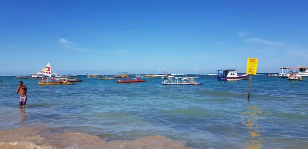 Porto Galinhas, Recife, Brezilya, 7 Şubat 2019: Jangadas, Porto Galinhas sahilindeki tipik Brezilya teknesi.