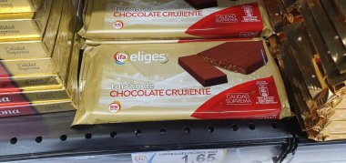 Donostia San Sebastian, Pais Vasco, İspanya, Kasım, 16, 2020: süpermarkette satılık nugat tabletleri