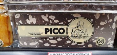 Donostia San Sebastian, Pais Vasco, İspanya, Kasım, 16, 2020: süpermarkette satılık nugat tabletleri