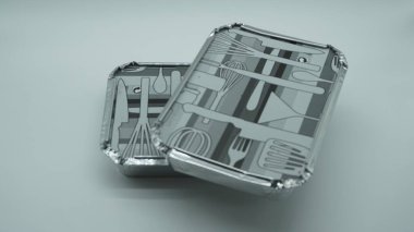 Yiyecek almak için alüminyum kaplar ve karton kapaklar. Yemek kavramını kaldır. Paket servis