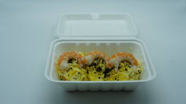 Karidesli Rus salatası, bir restoranda hazır yemek konteynırında. Yemeği paket yaptırıyorum. Covid-19 salgınından dolayı paket servis restoranları.